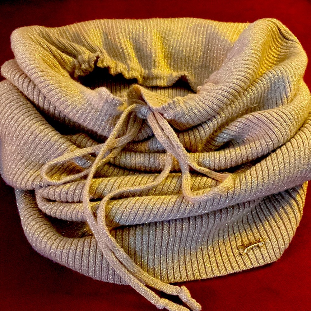 💖JUICY COUTURE 💖MERINO WOOL METALLIC GOLD NECK SHAWL. RARE FIND🤩 NWOT - Picture 3 of 7